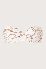 Top de traje de baño corsetero blanco con estampado de cadenas doradas y marrones, drapeado en las copas y costados, breteles y volado removibles, varilla y ajuste en la espalda.