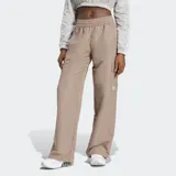 Pantalón cargo Adidas Essentials de tejido ligero color beige, con corte holgado, cintura elástica ajustable con cordón, bolsillos laterales y bolsillos cargo.