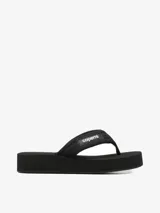 Sandalias tipo plataforma de diseño acolchado y color negro, con tiras de dedo anchas y etiqueta con el logo de la marca Coperni.