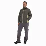 Campera cortaviento Merrell modelo Potomac, color verde oscuro con detalles en beige claro en cierres y paneles laterales. Cuenta con capucha, cierre frontal completo, bolsillo en el pecho y logo de la marca estampado.