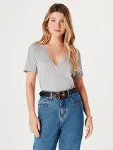 Camiseta marrón de manga corta con cuello en V.