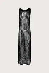 Vestido largo de red color negro, sin mangas y con cuello redondo.