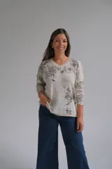 Sweater de punto con escote en V, de manga larga y calce holgado, con un estampado abstracto en tonos grises sobre base color crudo.