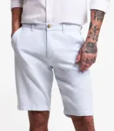 Bermuda de hombre en lino color gris claro, de corte recto, con textura discreta, bolsillos laterales y cierre frontal con botón y cremallera.