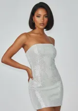 Vestido corto strapless cubierto de lentejuelas plateadas brillantes, con ajuste entallado y diseño minimalista.