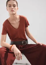 Camiseta de lino color marrón rojizo, con cuello en V y mangas cortas.