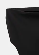 Vestido largo de diseño asimétrico con cuerpo negro entallado de cuello barco y manga corta, combinado con una falda larga evasé en color beige claro.