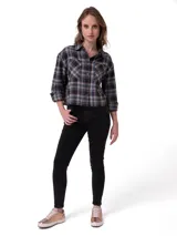 Jeans skinny negros de tiro medio, confeccionados en denim elastizado, con diseño clásico de cinco bolsillos y cierre frontal con cremallera.