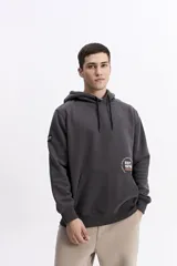 Canguro con capucha y cordones ajustables en color beige, con diseño de calce regular y estampado frontal pequeño.