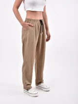 Pantalón de vestir negro, de corte recto, con cintura elástica ajustable con cordón y bolsillos laterales.