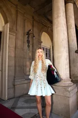 Vestido corto celeste con paneles de encaje y bordados decorativos, mangas abullonadas y falda evasé con vuelo.
