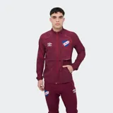 Campera deportiva Umbro del Club Nacional de Football, modelo Grok. Diseño en color bordó con un sutil estampado sublimado, cuello alto, cierre frontal completo y bolsillos laterales. Cuenta con el logo de Umbro y el escudo del club bordados en el pecho.