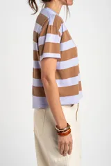 Remera de algodón peinado con diseño de rayas horizontales en tonos lila y marrón, cuello redondo y mangas cortas de calce clásico.