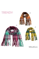 Bufanda de tejido suave con diseño de cuadros escoceses en tonos mostaza, azul y blanco. Presenta flecos en los extremos y un aplique circular decorativo en uno de sus lados.