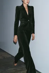 Blazer entallada de Zara Woman Collection confeccionada en tejido de terciopelo. Presenta cuello con solapas de muesca, manga larga con hombreras, bolsillos delanteros con solapa y cierre frontal con un botón. Incluye forro interior.