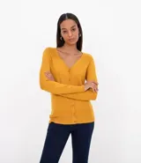 Cardigan de punto color mostaza con escote en V y cierre frontal de botones. Presenta mangas largas y diseño ajustado al cuerpo.