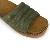 Sandalias tipo chinelas doradas, con plantilla anatómica de corcho forrada de cuero y capellada de cuero capitoneada.