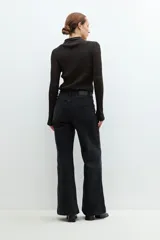 Pantalón de jean negro de corte flare.