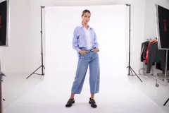 Camisa celeste a rayas blancas con cuello clásico y corte holgado.