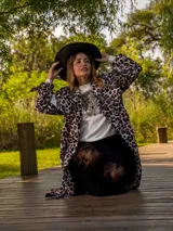 Trench largo con estampado de leopardo, cuello solapa y cinturón.