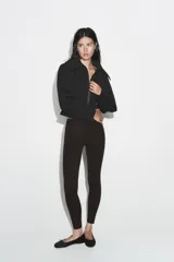 Leggings de tiro alto con cintura elástica y costuras marcadas a tono.