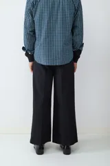 Camisa de corte oversize con estampado de cuadros, confeccionada en algodón. Presenta cuello clásico, cierre frontal con botones, manga larga con puños abotonados y un bolsillo aplicado en el pecho.