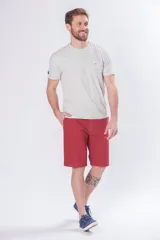 Bermuda clásica de gabardina color beige, con bolsillos traseros ojal con botón y etiqueta de la marca Legacy.