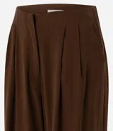 Pantalón recto color marrón de Marfinno, confeccionado en viscosa y poliéster, con cintura estructurada, pinzas delanteras y bolsillos.