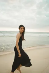 Vestido midi de punto confeccionado en mezcla de viscosa, con cuello halter y diseño de hombros descubiertos.