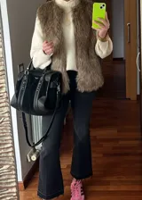 Chaleco de piel sintética color crudo, con cuello en V y bolsillos laterales.