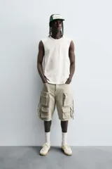 Musculosa gris de corte holgado con cuello redondo y sisa ancha.