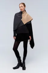 Ruana tejida de punto con bloques de color beige y marrón. Confeccionada en lambswool.