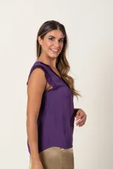 Blusa azul petróleo de crepe italiano, con escote en V y vivo de satén en escote y mangas.