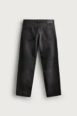 Pantalón de jean corte slim fit, color azul oscuro, con diseño de cinco bolsillos, tiro medio y cierre frontal con cremallera y botón.