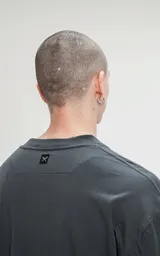 Remerón de algodón premium color carbón (gris oscuro), con corte extra oversize, hombros caídos y cuello redondo.