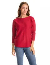 Buzo de tejido fino con manga tres cuartos y puños en punto rib. Presenta un pespunte central en la parte delantera y detalle de botones en la espalda.