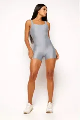 Jumpsuit corto deportivo color gris, de poliamida con textura acanalada y escote en la espalda.