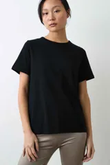 Remera de algodón de manga corta, color negro, con cuello redondo y diseño clásico y cómodo.