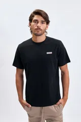 Remera negra de manga corta con estampa gráfica de la máscara de Spiderman en color blanco en la espalda y pequeño logo en rojo.