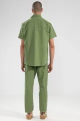 Pantalón verde oliva de algodón con textura seersucker, bolsillos laterales y traseros, cierre con botón y cremallera, parche con logo.