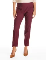 Pantalón de corte slim fit en color negro, confeccionado en tejido técnico de alta densidad. Presenta una pretina ancha elastizada, diseño pull-on sin cierres ni botones, y cuenta con cinco bolsillos funcionales.
