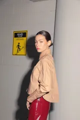 Camisa color camel de poplin de algodón, manga larga y largo a la cintura. Tiene un bolsillo bordado con el isologo de Renée a tono.