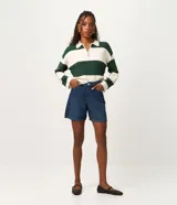 Bermuda de jean para mujer, con trabillas en la cintura, bolsillos y cierre tradicional. Confeccionada 100% en algodón certificado BCI.