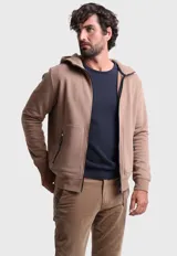 Canguro color tostado con cierre frontal, capucha, bolsillos con cierre y puños y dobladillo acanalados.