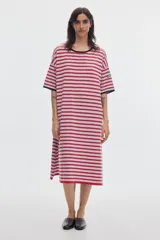 Vestido midi de punto con diseño de rayas horizontales rojas y grises, mangas cortas y cuello redondo negro.