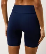 Bermuda deportiva Get Over de poliamida color marrón, con cintura ancha y diseño de tiro alto.