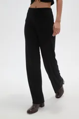 Pantalon de vestir negro de corte recto y tiro alto, confeccionado en tejido de poliéster.