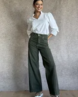 Pantalón de jean estilo wide leg con costuras verticales frontales, tiro alto y bolsillos laterales.