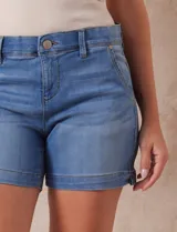 Short blanco de algodón elastizado, con pretina con pasadores, botón y cierre. Delantera con bolsillos inclinados y trasera con bolsillos simulados.