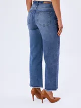 Pantalón jean de tiro alto con diseño wide leg y pierna ancha, con terminación de ruedo deshilachado.